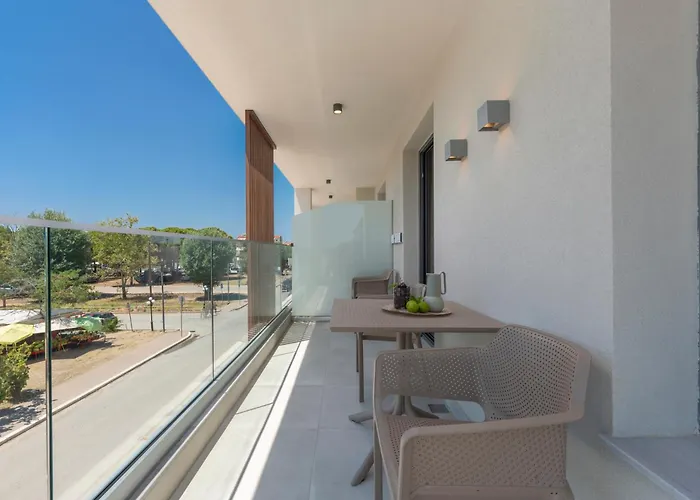 Sandy Seaside Aparthotel 4*