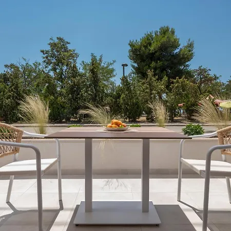 Sandy Seaside Aparthotel 4*