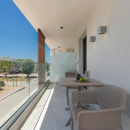 Sandy Seaside Aparthotel 4*