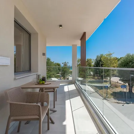 Sandy Seaside Aparthotel 4*